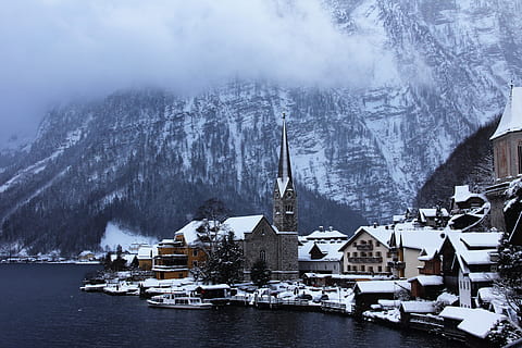 landsby, legeme, vand, moutain, ved siden af, snow cap mountain, vinter, by, Sky, sø, kold, arkitektur, sne, kirke, bjerg, europæiske alper, landskab, natur, Europa, scenics, hus, kold temperatur, bygning udvendig, bygget struktur, bygning, træ, miljø, plante, ingen mennesker, sted for tilbedelse, jord, scenics - natur, transportmidler, udendørs, 4K, CC0, offentligt domæne, royaltyfrie