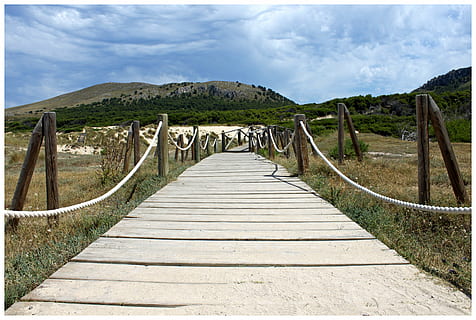 brauner Holzweg, Brücke, Netz, Weg, Spanien, die Architektur, Himmel, Natur, mallorca, Dünen, Sand, Blau, Sommer-, Holz, Post, Tau, Seil, Kabel, Stamm, Bretter, Hintergrund, Brücke - künstliche Struktur, Fußweg, draußen, Landschaft, Richtung, der Weg nach vorn, wolke - himmel, Umgebung, gebaute Struktur, Szenen - Natur, Verbindung, Land, Berg, Schönheit in der Natur, Ruhe, ruhige Szene, keine Leute, abnehmende Perspektive, Steg, 4K, CC0, gemeinfrei, lizenzfrei