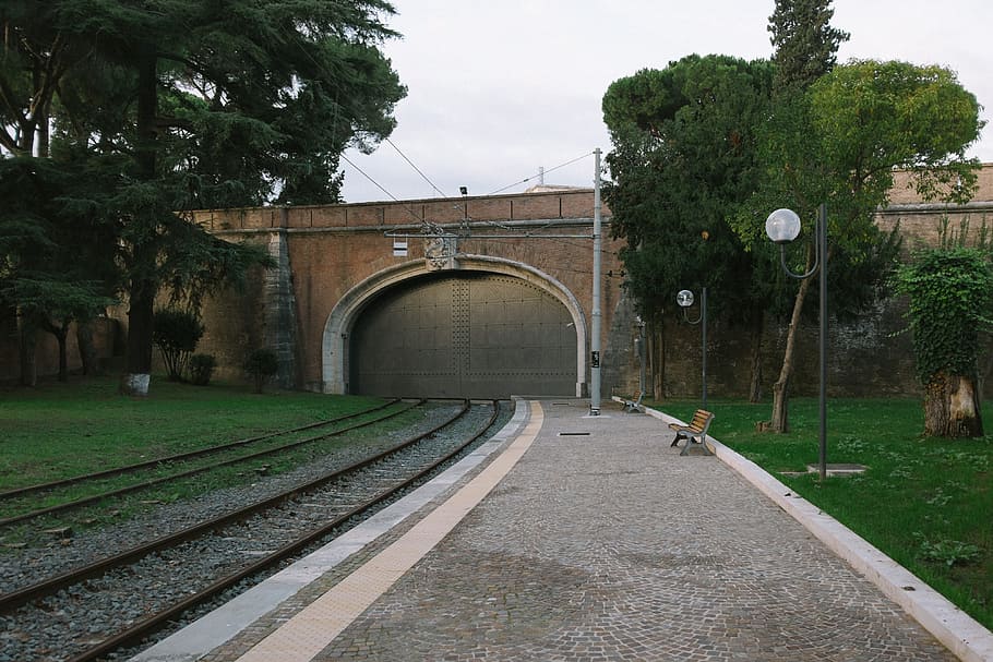 ferrocarrils cap a cap lloc, ferrocarrils, enlloc, un altre, arquitectura, pont - estructura feta per l'home, arbre, estructura construïda, cap gent, a l'aire lliure, dia, planta, vies del ferrocarril, cel, arc, pista, naturalesa, transport, transport per ferrocarril, direcció, el camí a seguir, color verd, herba, connexió, creixement, 4K