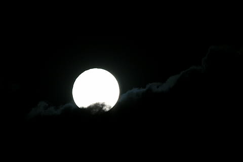 Dolunay, parlak ışık, yuvarlak, ay, parlak, ışık, küre, bulutlar, karanlık, gece, astronomi, uzay, Güneş tutulması, gökyüzü, bulut - gökyüzü, doğada güzellik, manzaralar - doğa, düşük açılı görünüş, şekil, doğa, daire, doğal fenomen, huzur, kopya alanı, tutulma, geometrik şekil, Ay ışığı, insansız, açık havada, gezegen ay, siyah arka plan, 4K, CC0, kamu malı, telif ücretsiz