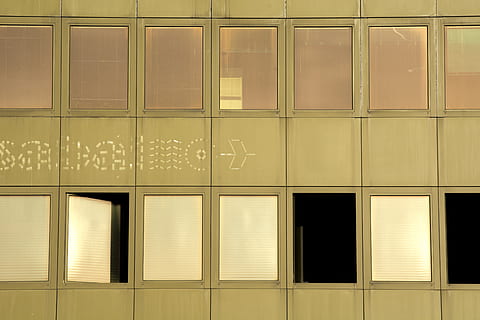 okno, starý, budova, retro, zelená, večer, západ slunce, fasáda, fasáda domu, stavební fasáda, titulek, kontrast, barevné hry, nikdo, stavba, architektura, uvnitř, nástěnný prvek, vzor, design, sklo - materiál, tvar, celý rám, text, sdělení, číslo, geometrický tvar, západní skript, odraz, průhledný, 5K, CC0, veřejná doména, bez autorských práv