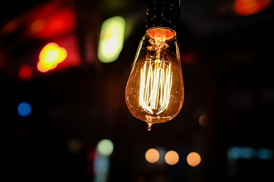 beix, foto del focus de la llum del penjoll, bombeta, llum, idea, innovació, inspiració, creativitat, elèctric, electricitat, brillant, llums, il·luminat, equips d’il·luminació, centrar-se en primer pla, primer pla, nit, cap gent, a l'interior, filament, vidre - material, llum elèctrica, sol objecte, tecnologia, generació de combustible i energia, llum - fenomen natural, fosc, penjant, Font d'alimentació, vida nocturna, 1080P