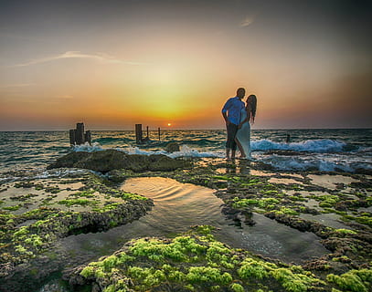 zachód słońca, zmierzch, chmury, morze, ocean, niebo, pobrzeże, fale, plaża, piasek, piękny, wakacje, hdr, horyzont, rodzina królewska, słońce, żółty, real, przestrzeń, zdjęcie, czerwony, Natura, krajobraz, naturalny, światło, światło słoneczne, Pomarańczowy, kolorowy, gorąco, kolor, niesamowity, dwoje ludzi, para heteroseksualna, tylko dla dorosłych, woda, piękno natury, prawdziwi ludzie, mężczyźni, razem, na stojąco, spędzania wolnego czasu, scenics - natura, wylądować, styl życia, kobiety, rock - obiekt, solidny, para - związek, horyzont nad wodą, pozytywne emocje, 4K, CC0, domena publiczna, darmowe zdjęcia