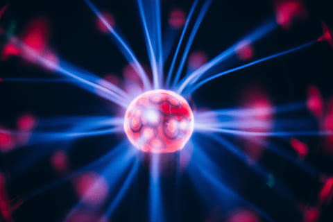 rot, Plasma-Ball, Plasma, Elektrizität, Blau, lila, Ball, Blitz, Energie, Kugel, Lampe, Licht, tesla, Bogen, Leistung, glühen, Wissenschaft, Technologie, entladen, Strahl, futuristisch, Neon-, Nachtclub, beleuchtet, Nachtleben, Licht - natürliches Phänomen, Kraftstoff- und Stromerzeugung, Nacht-, abstrakt, Hintergründe, keine Leute, Lichtanlage, Musik-, Kunst, Kultur und Unterhaltung, Verbindung, Veranstaltung, lebendige Farbe, Nahansicht, gestalten, schwarzer Hintergrund, hell, clubbing, Unterhaltungsclub, 4K, CC0, gemeinfrei, lizenzfrei