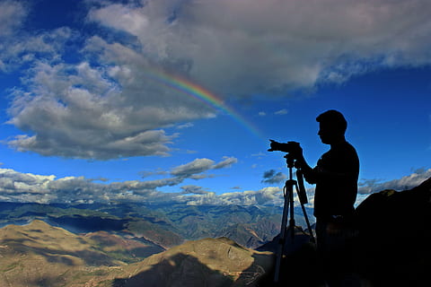 silueta, home, de peu, al costat, càmera, col · locat, trípode, núvols, Serra, muntanyes, persona, fotògraf, arc de Sant Martí, cel, una persona, a l'aire lliure, naturalesa, tecnologia, núvol - cel, escenics, fotografiar, muntanya, bellesa a la natura, escenics - natura, temes de fotografia, activitat, activitat d'oci, escena tranquil·la, tres quarts de longitud, homes, cim de muntanya, mirant la vista, 5K, CC0, domini públic, lliure de regalies