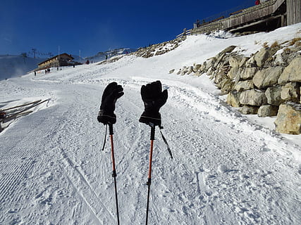 guanti, freddo, riscaldamento, nero, pista da sci, bastoncini da sci, bastoni, escursione, la neve, inverno, montagna, all'aperto, natura, temperatura fredda, giorno, attività di svago, cielo, copertura, catena montuosa, ambiente, scenics - natura, sport, Colore bianco, persone, sport invernali, roccia, paesaggio, stili di vita, montagna innevata, 4K, CC0, dominio pubblico, privo di copyright