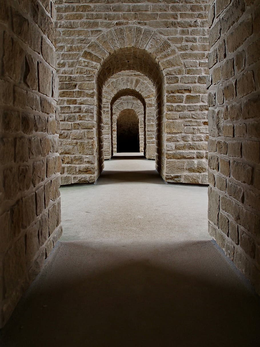 perspectiva, a l'interior de l'edifici de formigó, arc, maó, maons, paret, pedra, arquitectura, història, el passat, paret de maó, arcade, estructura construïda, fort, cap gent, edifici, antic, entrada, funció de construcció de parets, porta, passadís, vell, a l'interior, castell, material de pedra, paret de pedra, 2K