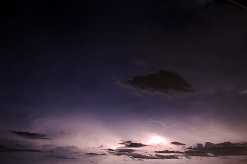 blanc, gris, cel, trons, llamps, núvols, nit, trons, llamps, tempesta, temps, naturalesa, pluja, llum, colpejar, pern, núvol - cel, cel dramàtic, posta de sol, escenics, bellesa a la natura, cap gent, escenics - natura, tranquil·litat, escena tranquil·la, lluna, vista d’angle baix, cloudscape, a l'aire lliure, núvol de tempesta, espai, poder a la natura, fosc, astronomia, meteorologia, ominós, llum de la lluna, 4K, CC0, domini públic, lliure de regalies