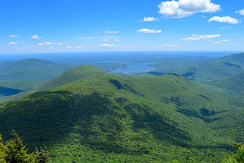 bjergside, skyer, udsigt, træer, fyrretræ, landskab, natur, himmel, bjerg, blå, spids, høj, Skov, naturskøn, klippe, alpine, sollys, ødemark, vandring, udendørs, eventyr, rekreation, vandretur, scenics - natur, miljø, skønhed i naturen, ro, sky - himmel, jord, plante, rolig scene, ikke-urbane scene, rejsemål, rejse, grøn farve, ingen mennesker, idyllisk, løv, bjergtop, 4K, CC0, offentligt domæne, royaltyfrie