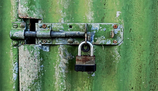 cadenas, fermer à clé, boulon, Sécurité, vieux, grunge, protection, garantir, intimité, protéger, vert, peindre, floconné, usé, corrosion, corrodé, boucler, attaché, pare-feu, mot de passe, prévenir, la prévention, rouille, cabanon, porte, fermé, accès, Matériel, métal, entrée, rouillé, personne, journée, altéré, loquet, endommagé, fermer, couleur verte, déclin, en plein air, détérioration, 5K, CC0, domaine public, libre de droits