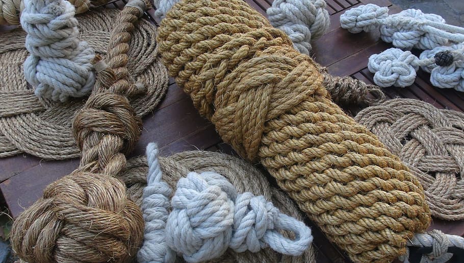 diversos, color assortit, rodat, cordes de cànem, fusta, superfície, node, vaixell, corda, marin, moll, port, mar, navegació, veler, equipament antic, vaixell de vela, cap gent, marc complet, primer pla, natura morta, dia, tèxtil, llana, vista d’angle alt, patró, gran grup d'objectes, força, fons, variació, material, elecció, complexitat, lligat, artesania, a l'aire lliure, suavitat, 5K