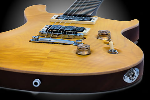 gitar listrik coklat, gitar, poti, pengontrol, beralih, string, menjemput, jembatan, korpus, potensiometer, musik, e gitar, kontrol putar, beralih sakelar, web, instrumen, instrumen bersenar, alat musik, instrumen dawai, gitar elektrik, alat musik string, fretboard, bahan kayu, musik rock, merapatkan, objek tunggal, peralatan musik, budaya seni dan hiburan, tali, tidak ada orang, dalam ruangan, tombol, tembakan studio, logam, memotong, latar belakang hitam, 5K, CC0, domain publik, bebas royalti