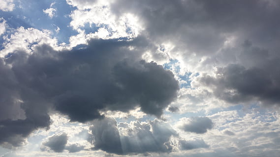 himmel, skyer, skyer form, mørke skyer, himmel bjælker, smuk, enorm, sol, sky - himmel, cloudscape, dramatisk himmel, skønhed i naturen, atmosfære, baggrunde, sollys, natur, vind, scenics - natur, humørlig himmel, miljø, ingen mennesker, storm, udendørs, fluffy, mørk, meteorologi, klima, lyse, 4K, CC0, offentligt domæne, royaltyfrie
