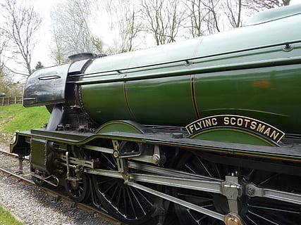 Zug, fliegender Schotte, Dampfmaschine, Dampf, Motor, Transport, Eisenbahn, draußen, Tag, keine Leute, Baum, Militär-, Transportmittel, Retro-Stil, Landfahrzeug, Schienenverkehr, Metall, Dampflokomotive, Zug - Fahrzeug, öffentliche Verkehrsmittel, Natur, Pflanze, Reise, Land, Feld, Spur, Antiquität, Rad, 2K, CC0, gemeinfrei, lizenzfrei
