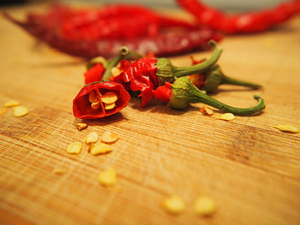 chili, acuto, rosso, taglio, Spezia, nitidezza, peperoncini, peperoni, cibo, secco, Pepe, stagione, baccelli, peperoncino, ardente, cucina, pianta, cibo e bevande, verdura, freschezza, mangiare sano, legno - materiale, avvicinamento, messa a fuoco selettiva, benessere, nessuno, in casa, natura morta, peperoncino rosso, frutta, tavolo, cibo essiccato, tritato, 4K, CC0, dominio pubblico, privo di copyright
