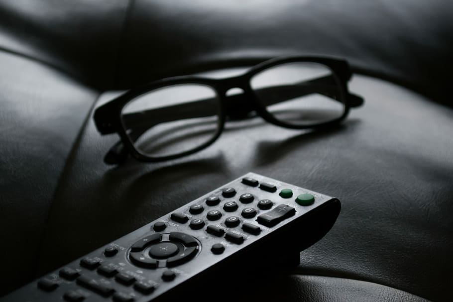 foto em tons de cinza, controlo remoto, ao lado, Óculos, raso, fotografia de foco, óculos, controle remoto, relaxar, sofá, ao controle, tecnologia, cultura artística e entretenimento, dentro de casa, fechar-se, aparelho de televisão, único objeto, relaxamento, botão de apertar, atividade de lazer, pessoas, comunicação, oculos escuros, plástico, equipamento elétrico, assistindo TV, teclado, 4K