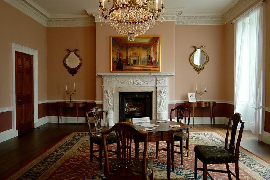 Marrone, di legno, tavolo, sedie, rosso, nero, tappeto, quattro, mezzo, camera, giorno, interior design, specchio, lampadario, vecchia casa, formale, elegante, casa, decorativo, decorazione, cenare, sala da pranzo, tavolo da pranzo, Washington DC, sedia, in casa, posto a sedere, interno di casa, stanza domestica, mobilia, attrezzatura per l'illuminazione, lampada elettrica, assenza, nessuno, architettura, ricchezza, lusso, soggiorno, eleganza, orologio, pavimentazione, antico, pavimento piastrellato, 5K