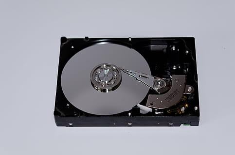 disque dur, disque, conduire, espace de rangement, sauvegarde, dispositif, Matériel, récupération, tête, record, surface, magnétique, prise de vue en studio, La technologie, à l'intérieur, fermer, personne, la musique, objet unique, culture artistique et divertissement, coupé, lien, vue grand angle, style rétro, fond blanc, couleur noire, équipement, disque compact, espace de copie, métal, équipement électrique, couleur argentée, 4K, CC0, domaine public, libre de droits