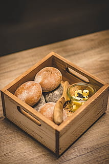 braunes Holztablett, Box, Brot, Brote, Käse, Container, Kochen, köstlich, Gericht, Lebensmittel, Gesundheit, gesund, hausgemacht, drinnen, Ernährung, Stillleben, Tabelle, lecker, traditionell, Holz, hölzern, Holzlöffel, Essen und Trinken, Frische, Holz - Material, gesundes Essen, Wohlbefinden, keine Leute, High Angle View, Schneidbrett, Nahansicht, fertig für den Verzehr, Gemüse, Fokus auf den Vordergrund, Tablett, selektiver Fokus, japanisches Essen, 5K, CC0, gemeinfrei, lizenzfrei