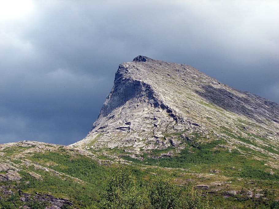 muntanya, núvols, durant el dia, suïssa, paisatge, eiger, cel, vall, herba, plantes, escènic, famós, naturalesa, fora, país, camp, núvol - cel, escenics - natura, medi ambient, bellesa a la natura, cim de muntanya, Serra, escena no urbana, rock, destinacions de viatge, cap gent, planta, escena tranquil·la, dia, terra, tranquil·litat, a l'aire lliure, 2K