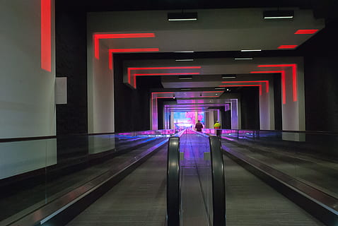 scala mobile, metropolitana, costruzione, luce, colore, illuminato, notte, in casa, stazione della metropolitana, nessuno, neon, architettura, struttura costruita, la strada davanti, direzione, moderno, attrezzatura per l'illuminazione, colonna architettonica, mezzi di trasporto, movimento, prospettiva decrescente, portico, pavimentazione, futuristico, viola, 4K, CC0, dominio pubblico, privo di copyright
