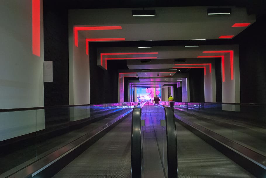 scala mobile, metropolitana, costruzione, luce, colore, illuminato, notte, in casa, stazione della metropolitana, nessuno, neon, architettura, struttura costruita, la strada davanti, direzione, moderno, attrezzatura per l'illuminazione, colonna architettonica, mezzi di trasporto, movimento, prospettiva decrescente, portico, pavimentazione, futuristico, viola, 4K