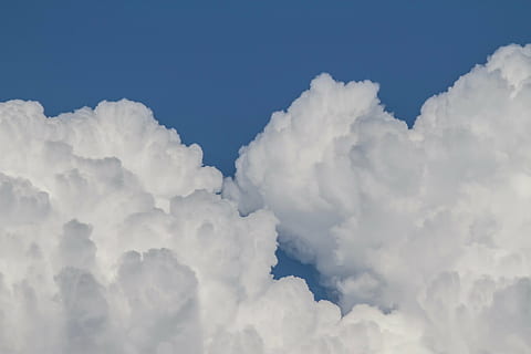 nuvole, forma di nuvole, montagna di nuvole, nubi cumuliformi, nube di mazzo di, temporale, cielo, nuvola - cielo, bellezza nella natura, Colore bianco, nessuno, scenics - natura, la tranquillità, natura, blu, sfondi, giorno, Cloudscape, idilliaco, all'aperto, soffice, scena tranquilla, atmosfera, fotogramma intero, Inquadratura dal basso, morbidezza, meteorologia, 5K, CC0, dominio pubblico, privo di copyright