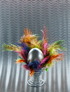 Pasqua, ou, ou de Pasqua, ploma de color, primavera, metall, cap gent, multicolor, a l'interior, menjar, primer pla, frescor, dia, menjar i beguda, tir de l'estudi, alimentació saludable, vista d’angle alt, animal, patró, planta, creativitat, fauna animal, naturalesa, temes d'animals, art i artesania, diversió, porpra, 4K, CC0, domini públic, lliure de regalies