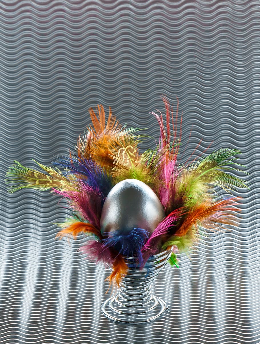 Pasqua, ou, ou de Pasqua, ploma de color, primavera, metall, cap gent, multicolor, a l'interior, menjar, primer pla, frescor, dia, menjar i beguda, tir de l'estudi, alimentació saludable, vista d’angle alt, animal, patró, planta, creativitat, fauna animal, naturalesa, temes d'animals, art i artesania, diversió, porpra, 4K