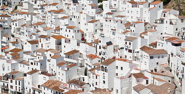 Antenne, Foto, Weiß, braun, Beton, Gebäude, tagsüber, Luftbild, die Architektur, Haus, städtische Szene, Stadtbild, Wohnung, Gebäudehülle, Stadt, gebaute Struktur, Architektur und Gebäude, Dach, Wohnhaus, draußen, Wohngegend, Häuser, Europa, Tag, keine Leute, Menge, überfüllt, Stadt, Dorf, Gemeinschaft, High Angle View, Natur, Fülle, Hügel, 4K, CC0, gemeinfrei, lizenzfrei