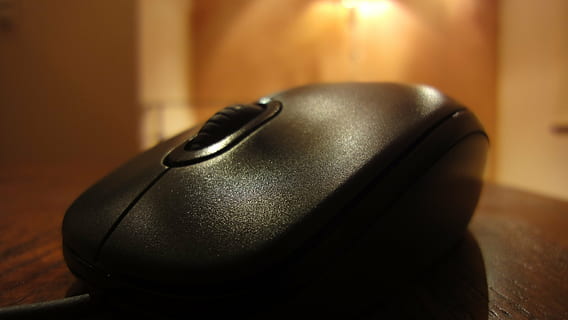 mus, computer, teknologi, sort, rulle, meddelelse, forretning, internet, tilbehør, kontor, klik, web, computermus, indendørs, computerudstyr, forbindelse, trådløs teknologi, tæt på, hjelm, ingen mennesker, sort farve, beskyttelse, hovedbeklædning, sikkerhed, fokus på forgrunden, kontrollere, luksus, læder, 2K, CC0, offentligt domæne, royaltyfrie