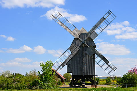 post mill, molí de vent, energia eòlica, molí, històricament, núvol - cel, cel, indústria, blau, energia alternativa, dia, energia renovable, generació de combustible i energia, aerogenerador, conservació del medi ambient, medi ambient, naturalesa, turbina, arquitectura, molí de vent tradicional, planta, camp, estructura construïda, paisatge, terra, arbre, cap gent, a l'aire lliure, 5K, CC0, domini públic, lliure de regalies