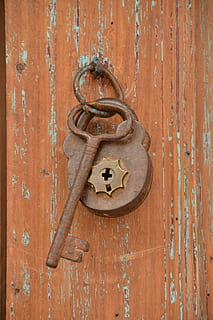 Vorhängeschlösser, alt, Bolzen, Tür, Metall, Eingang, Holz - Material, keine Leute, rostig, Nahansicht, Sicherheit, Schutz, sperren, Tag, Knopf, Türklopfer, geschlossen, Hintergründe, Griff, braun, Vollbild, draußen, verriegeln, aufwendig, 4K, CC0, gemeinfrei, lizenzfrei