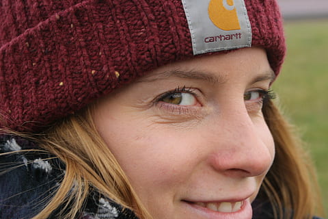 inverno, berretto, viso, freddo, copricapo, bellezza, occhi, naturalezza, colpo alla testa, cappello, ritratto, una persona, avvicinamento, capi di abbigliamento, cappello a maglia, felicità, capelli, sorridente, parte del corpo umano, donne, parte del corpo, emozione, vestiti caldi, allegro, adulto, bambino, acconciatura, volto umano, bella donna, sciarpa, 5K, CC0, dominio pubblico, privo di copyright