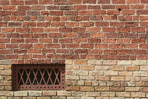 Backstein, Hintergrund, Gitter, Wand, heiß, Sinn, schwer, Ziegelwand, gebaute Struktur, die Architektur, Wandbau - Funktion, Gebäudehülle, Tag, keine Leute, Muster, texturiert, draußen, rot, Vollbild, braun, Hintergründe, alt, Gebäude, solide, Fenster, 4K, CC0, gemeinfrei, lizenzfrei