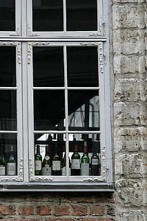 vindue, vin, bygning, facade, arkitektur, vinflaske, dekoration, vinhandel, lübeck, bygget struktur, bygning udvendig, glas - materiale, ingen mennesker, dag, udendørs, gennemsigtig, gammel, væg, åben, flaske, by, mønster, afspejling, beholder, murbygningsfunktion, sikkerhed, vinduesramme, 2K, CC0, offentligt domæne, royaltyfrie