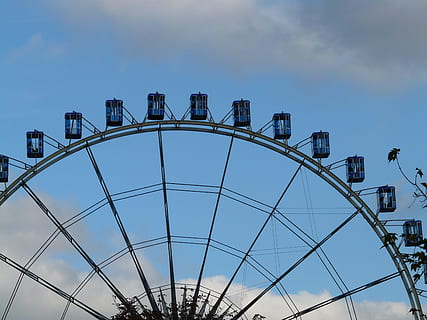 roda gigante, gôndolas, flutuador, Alto, imenso, festival folclórico, mercado do ano, carrossel, Carnies, festival, Parque de diversões, cultura artística e entretenimento, Carnaval itinerante, passeio de parque de diversões, céu, arquitetura, estrutura construída, visão de baixo ângulo, natureza, ninguém, dia, atividade de lazer, ao ar livre, azul, Diversão, gozo, nuvem - céu, metal, destinos de viagem, cidade, 2K, CC0, domínio público, royalty free