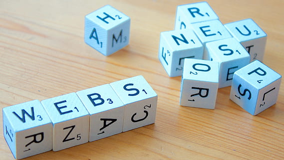 Webshop, Web-Design, Web Entwicklung, w, Programmierung, ansprechbar, Digitalisierung, Handy, Mobiltelefon, Vorlage, es, Netz, Holz - Material, Bauklotz, Spielzeug, Alphabet, drinnen, keine Leute, westliche Schrift, Text, Großbuchstabe, Tabelle, Stillleben, Brief, Block, Gruppe von Objekten, Würfelform, Blockform, High Angle View, große gruppe von gegenständen, Fokus auf den Vordergrund, Kommunikation, 2K, CC0, gemeinfrei, lizenzfrei