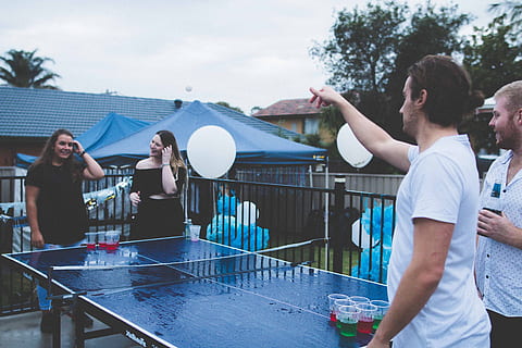 Frau, gegen, Mann, spielen, Bierpong, wolkig, Himmel, Menschen, Party, Spiel, abspielen, Spaß, Freund, Erwachsene, draußen, Männer, Uhrzeit, menschliches Alter, Bildtechnik, Bildtyp, kaukasischer Abstammung, Farbbild, Veranstaltung, Tag, ethnische Zugehörigkeit, Standpunkt, bewegende Tätigkeit, Form der Kommunikation, lächelnd, Gruppe von Leuten, Gesichtsausdruck, Sportstätte, körperliche Position, Naturphänomen, nur für Erwachsene, Kleidung, Ausrüstung, Mitte Erwachsener, Stehen, Wochenendaktivitäten, Freizeitbeschäftigung, echte Menschen, Legere Kleidung, Lebensstile, die Architektur, junger Erwachsener, Glück, Vergnügen, Dreiviertel Länge, junge Frau, 5K, CC0, gemeinfrei, lizenzfrei