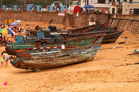 Schiff, alt, Strand, Wasserfahrzeug, Transport, Transportmittel, Wasser, Tag, festgemacht, Land, Natur, Reise, zufällige Menschen, draußen, Stadt, die Architektur, Männer, Angeln, Reiseziele, Sand, Ruderboot, Fischerboot, 2K, CC0, gemeinfrei, lizenzfrei