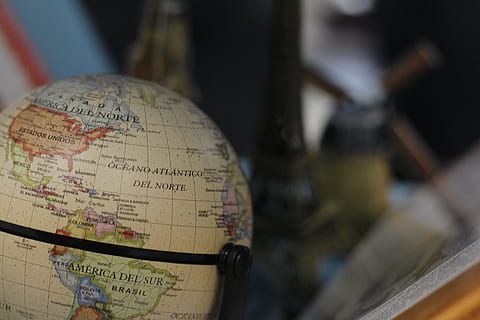 globe, sekolah, peta, benua, pendidikan, belajar, planet, geografi, teks, dalam ruangan, merapatkan, agama, musik, tidak ada orang, globe - objek buatan manusia, komunikasi, perjalanan, fokus selektif, bola, planet bumi, aksara barat, tujuan wisata, publikasi, fokus pada latar depan, bimbingan, kepercayaan, arah, Book, agresi, 5K, CC0, domain publik, bebas royalti