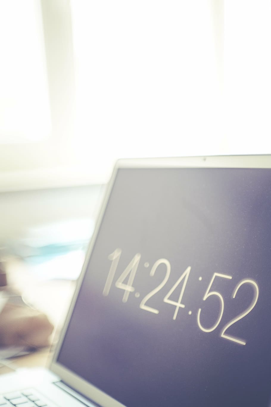 eingeschaltet, grau, Laptop-Computer, 14:24:52 Anzeige, Helligkeit, Uhr, Computer, Verbindung, Tageslicht, Schreibtisch, Gerät, Anzeige, Elektronik, Internet, Laptop, Nummer, Büro, tragbar, Bildschirm, sonnig, Technologie, Zeit, Weiß, kabellos, Arbeit, Arbeitsplatz, Kommunikation, drinnen, keine Leute, Geschäft, Tag, Nahansicht, Text, westliche Schrift, kabellose Technologie, Computernetzwerk, kopieren sie platz, Botschaft, Tabelle, Großbuchstabe, Tafel, Surfen im Internet, 5K