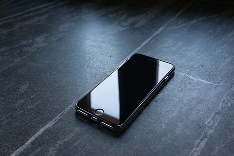Jet, sort, iphone 7, vendt, træ-, overflade, iphone, telefon, bord, etage, teknologi, trådløs teknologi, bærbar informationsenhed, smart telefon, meddelelse, forbindelse, mobiltelefon, indendørs, enkelt objekt, ingen mennesker, grå, studio skud, høj vinkel visning, enhed skærmen, tæt på, sort farve, kopiere plads, bærbarhed, enkelhed, mørk, personlige tilbehør, 5K, CC0, offentligt domæne, royaltyfrie