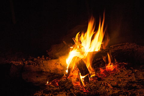 lägereld, belysning, brand, eld - naturligt fenomen, flamma, värme - temperatur, brinnande, ved, öppen spis, bål, trämaterial, röd, natur, gul, lysande, natt, trä, logga, rörelse, orange färg, inget folk, landa, utomhus, miljö, mörk, 2K, CC0, offentligt domän, royaltyfria