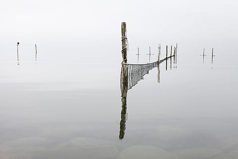 foto di paesaggio, recinto di legno d'acqua, fotografia speculare, Marrone, barricata di mare, inviare, corpo d'acqua, giorno, acqua, riflessione, riflettere, nebbia, nave nautica, Venezia, Italia, gondola, all'aperto, lago, nessuno, lungomare, legno - materiale, la tranquillità, natura, scena tranquilla, bellezza nella natura, post in legno, scenics - natura, cielo, scena non urbana, 5K, CC0, dominio pubblico, privo di copyright