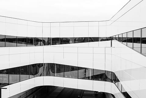 blanc, pintat, construcció de parets, edifici, paret, miralls, negre, arquitectura, finestra, reflexió, oficina, estructura construïda, vidre - material, edifici d'oficines, exterior de l'edifici, escena urbana, arquitectura i edificis, negocis, modern, façana, gratacels, resum, futurista, cap gent, ciutat, a l'aire lliure, a l'interior, fotografia, dia, cel, naturalesa, vista d’angle baix, característica arquitectònica, exterior d’edifici d’oficines, transparent, llum solar, 5K, CC0, domini públic, lliure de regalies
