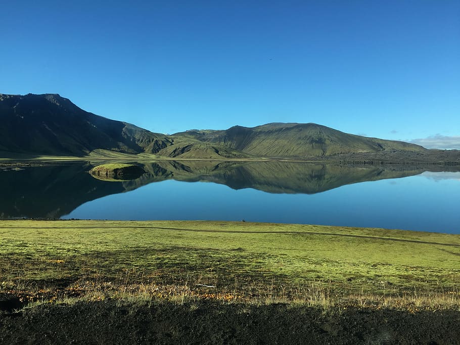 Wolken, Ackerland, Tageslicht, Gras, Grasland, Hügel, See, Landschaft, Berge, Natur, Ozean, draußen, ruhig, Reflexion, Reflexionen, Fluss, szenisch, Himmel, Sommer-, Reise, Bäume, Tal, Wasser, Berg, szenen, Island, Blau, ruhige Szene, Szenen - Natur, Schönheit in der Natur, Umgebung, Ruhe, keine Leute, Pflanze, Nicht-städtische Szene, Land, Tag, Feld, klarer Himmel, grüne Farbe, idyllisch, 2K
