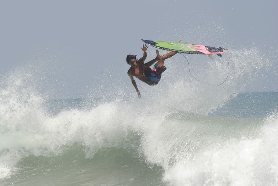 surfer, surf, handling, bølge, vand, surfbræt, ocean, surfing, strand, aktiv, hav, bestyrelse, ekstrem, sport, sjovt, livsstil, aktivitet, eventyr, bevægelse, dag, fritidsaktivitet, udendørs, herrer, ekstrem sport, vandsport, sprøjt, dygtighed, en person, fuld længde, hastighed, natur, voksen, glæde, spænding, positive følelser, frihed, 4K