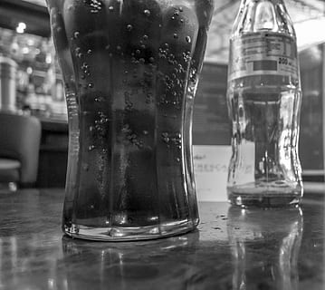 bord, jeg baserer mig, bar, pub, drikke, coca cola, restaurant, kaffe, glas - materiale, øl - alkohol, tæt på, gennemsigtig, fokus på forgrunden, indendørs, ingen mennesker, stilleben, glas, drikkeglas, mad og drikke, afspejling, forfriskning, beholder, flaske, selektiv fokusering, husholdningsudstyr, tom, bar tæller, 2K, CC0, offentligt domæne, royaltyfrie