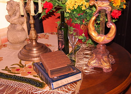 Tablescape, интерьер, книги, библиотечный стол, чтение, оформление, таблицы, викторианский, шарф, марочный, Таблица, античный, нет людей, в помещении, украшение, натюрморт, цветок, завод, в стиле ретро, осветительное оборудование, духовность, контейнер, металл, шаблон, бутылка, цветущее растение, природа, дизайн, архитектура, роскошь, электрическая лампочка, витиеватый, 2K, CC0, общественное достояние, роялти бесплатно